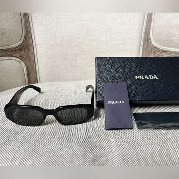 Great condition No scratches or marks Prada PR 17WS Rectangle Sunglasses Black - Picture 1 of 5